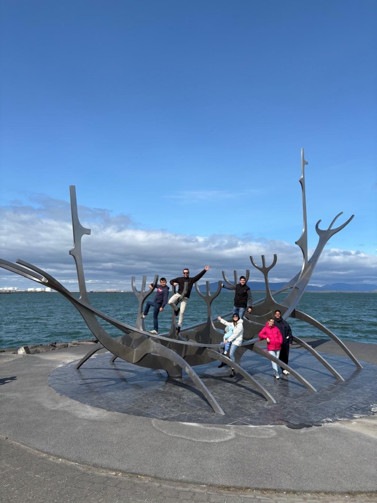 Scuplture grise au bord de la mer et ciel bleu