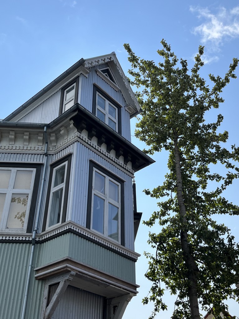 Maison typique islandaise et ciel bleu