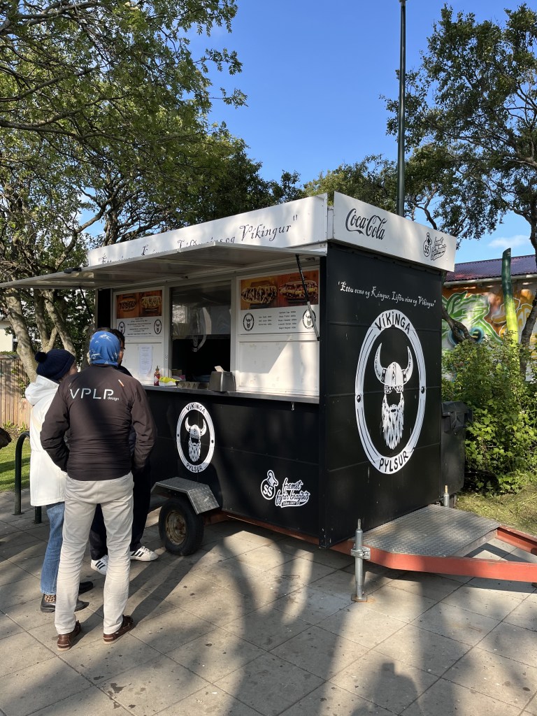 Food truck noir et deux personnes