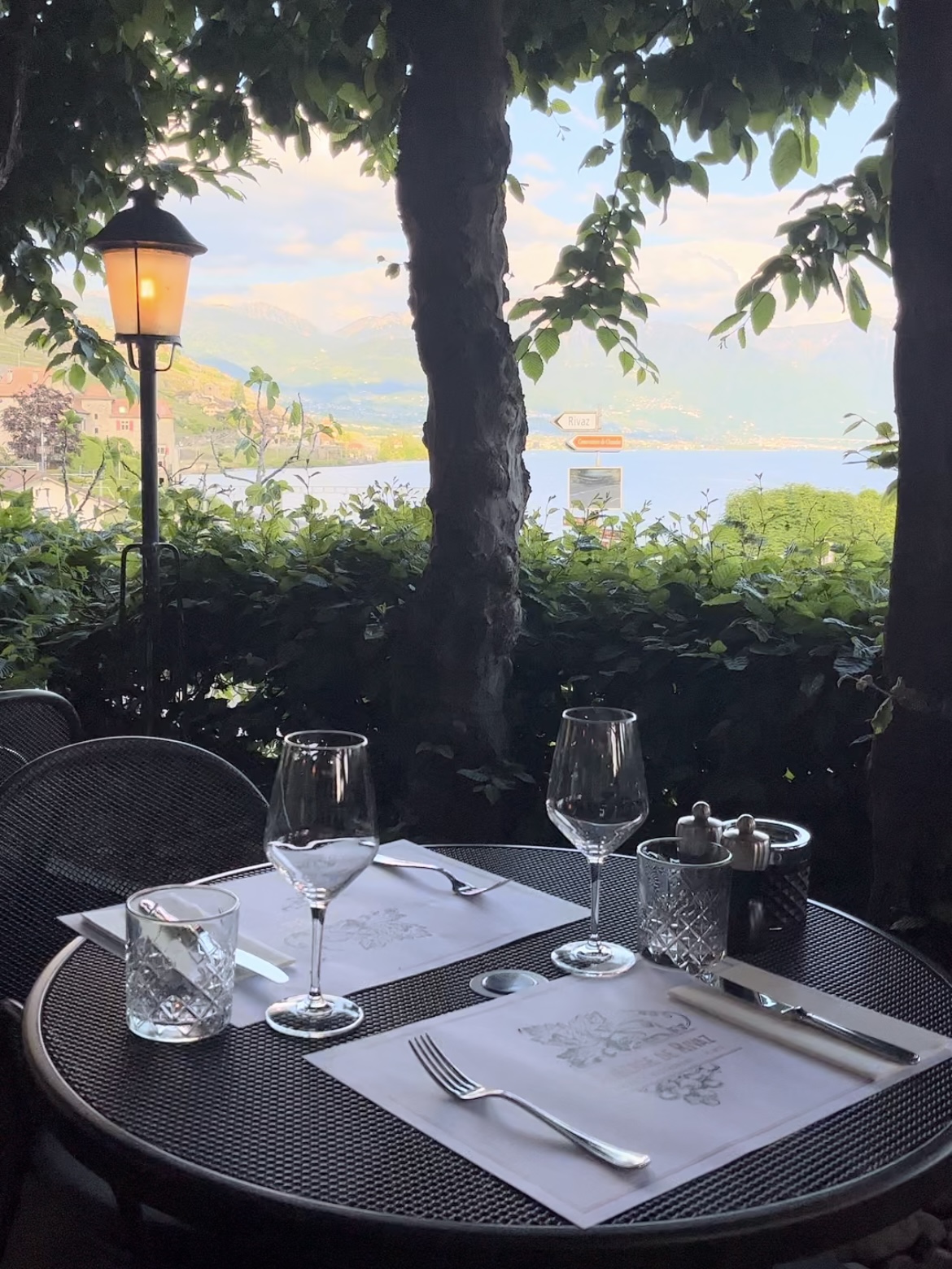 Table de restaurant en terrasse proche du lac