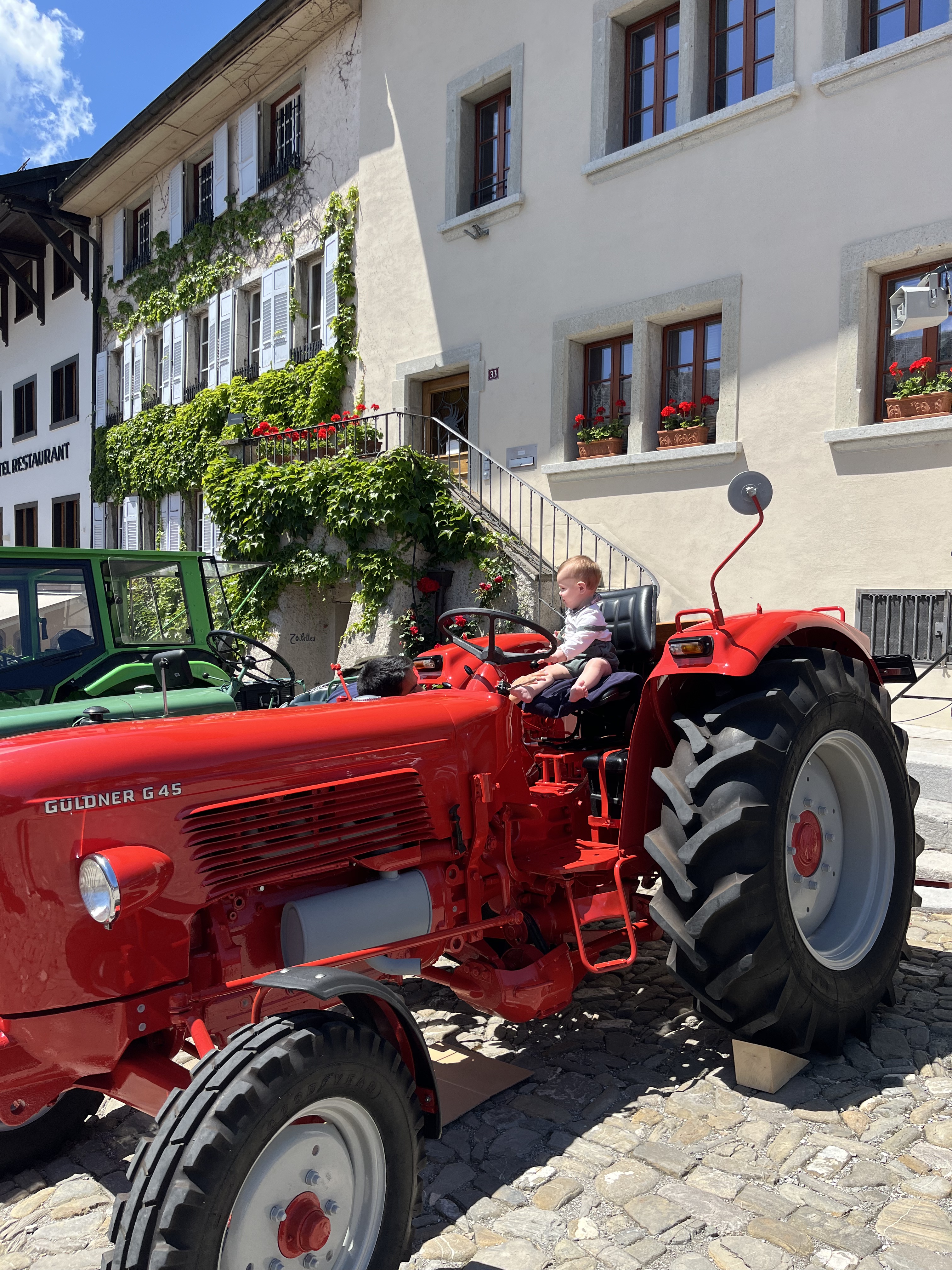 Bébé sur tracteur rouge