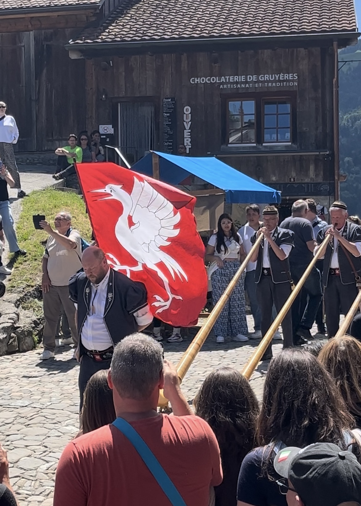 Cors des Alpes et drapeau de la commune de Gruyères