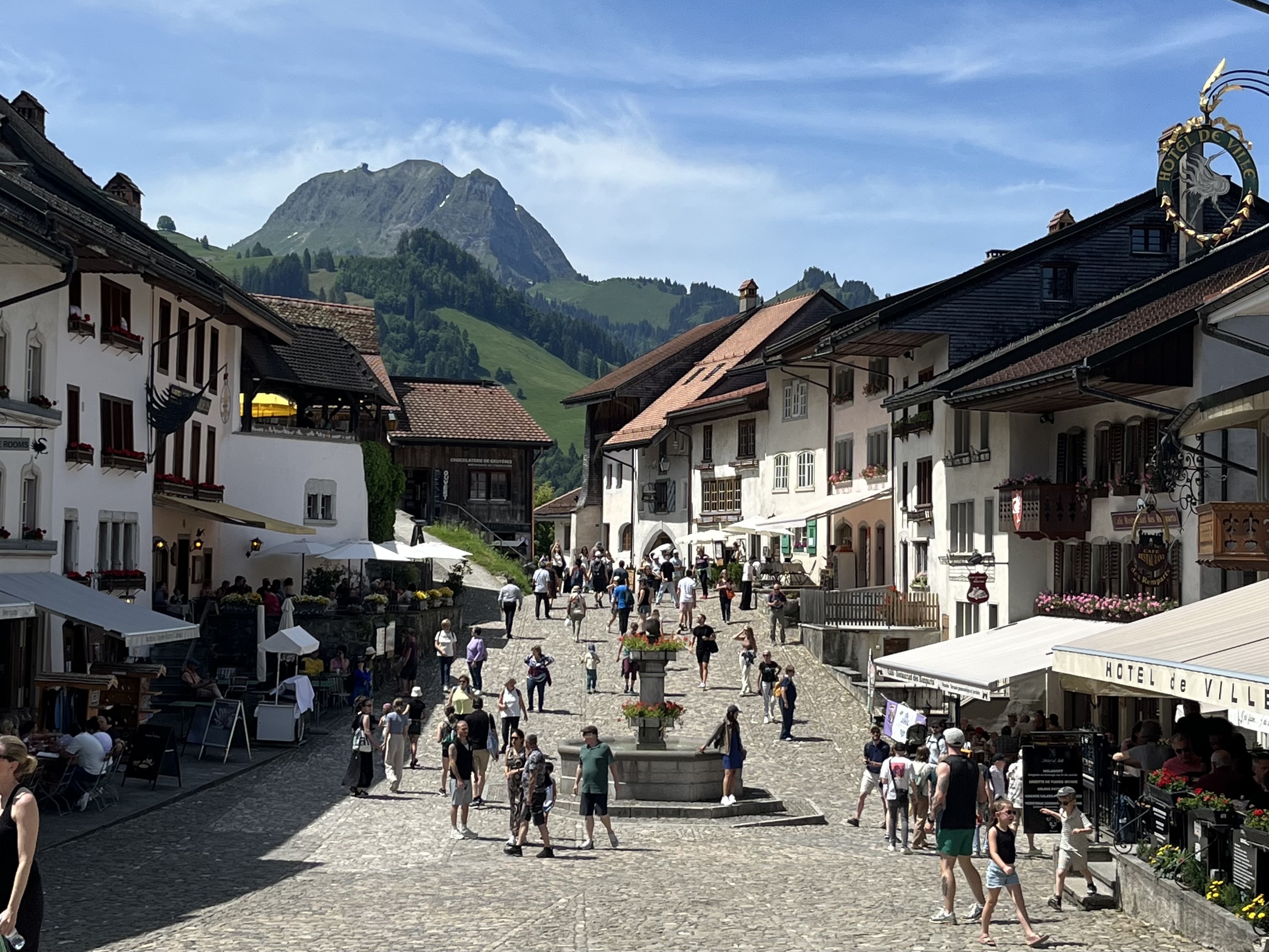 Le village de Gruyères en été
