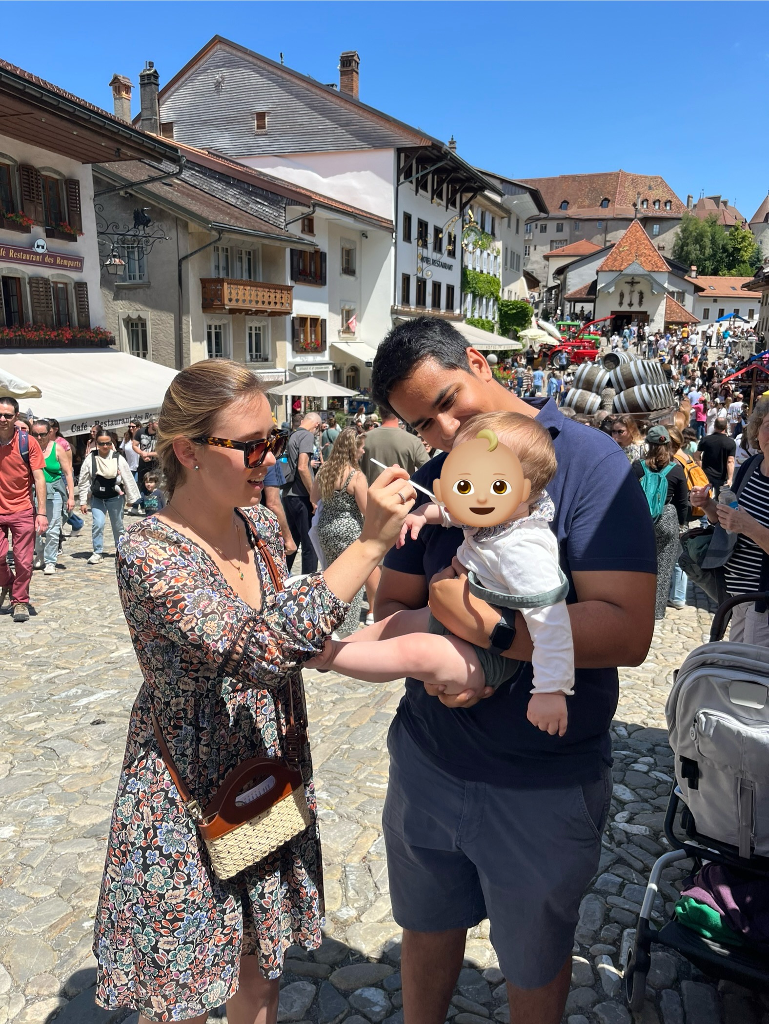 Papa, maman et bébé qui mange à Gruyères