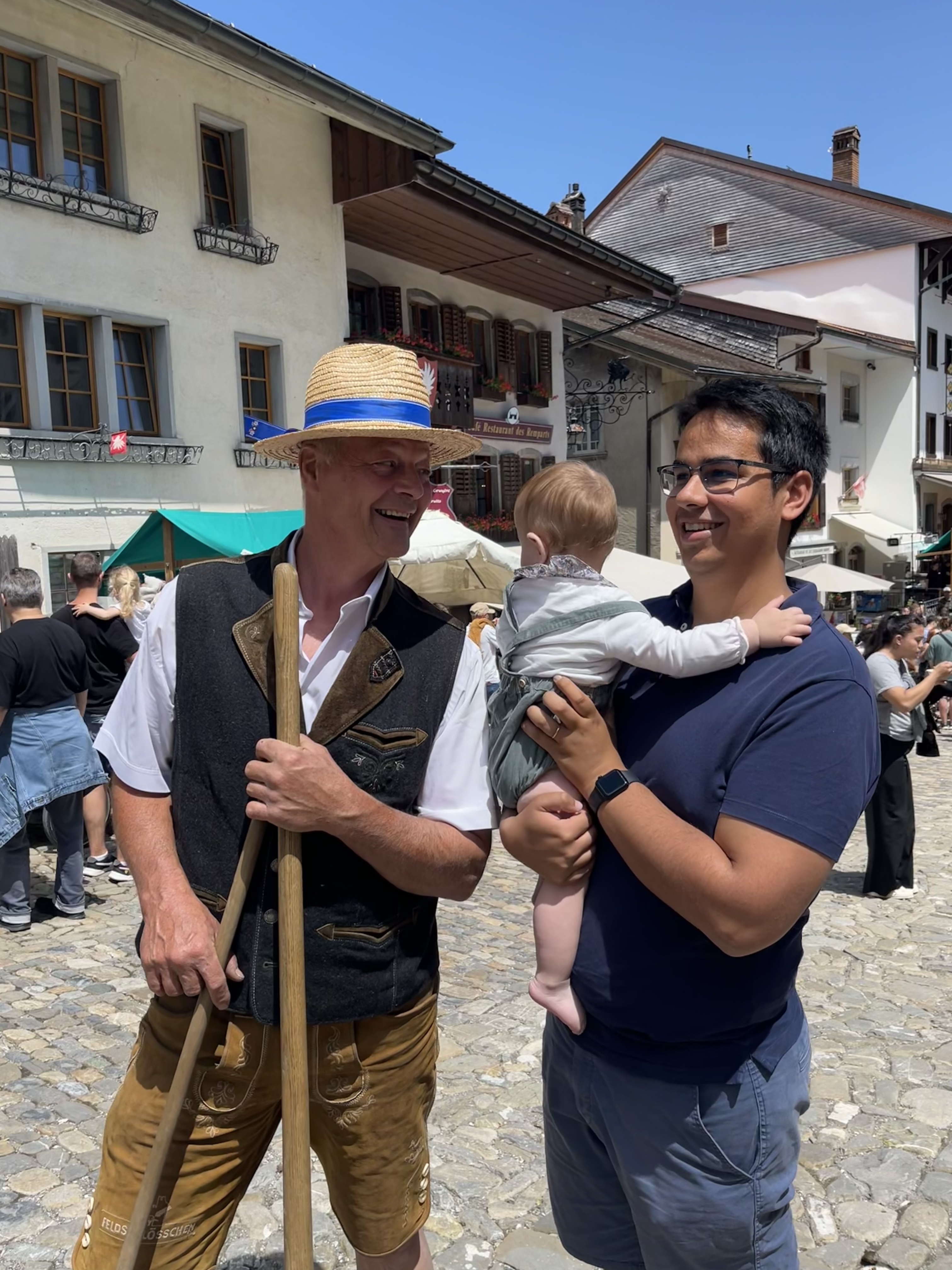 Papa, bébé et homme en tenue traditionnelle suisse fribourgeoise