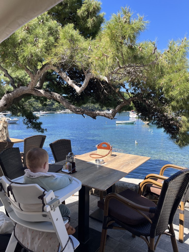 Table de restaurant au bord de l'eau