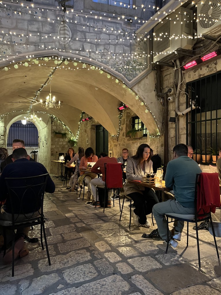 Restaurant illuminé de guirlande dans une petite ruelle