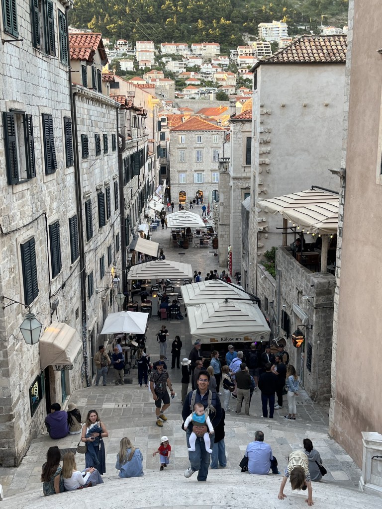 Vue sur une place de la vieille ville de Dubrovnik