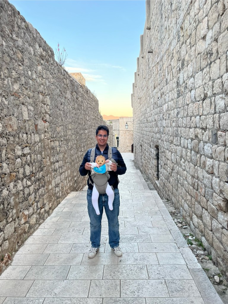 Papa et son fils dans une ruelle