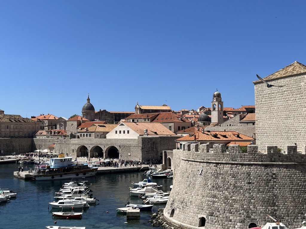 vue sur les remparts et la vieille ville de Dubrovnik