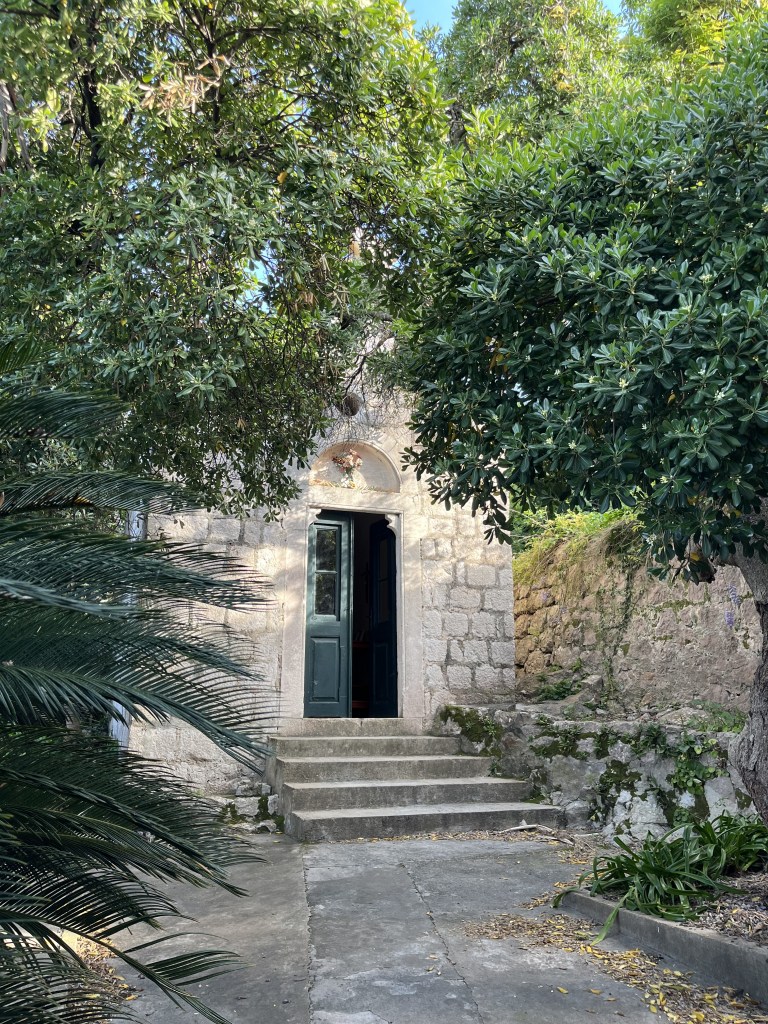 Chapelle cachée entre les arbres