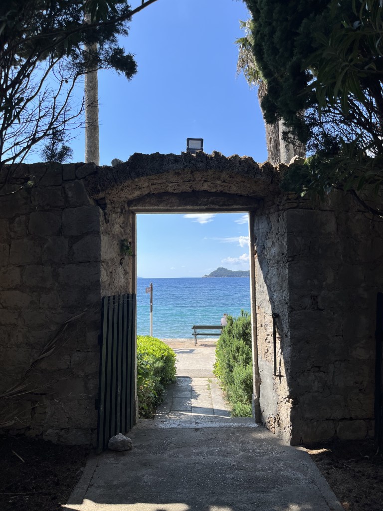 Vue sur la mer depuis une porte