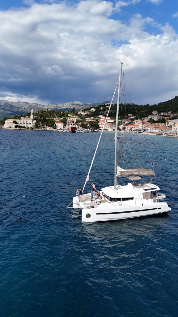 Vue aérienne sur le village de Lopud et un catamaran