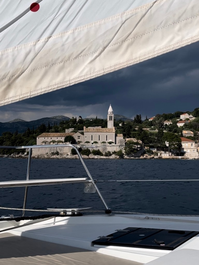 Vue depuis un bateau sur le monastère de Lopud, sous un ciel couvert