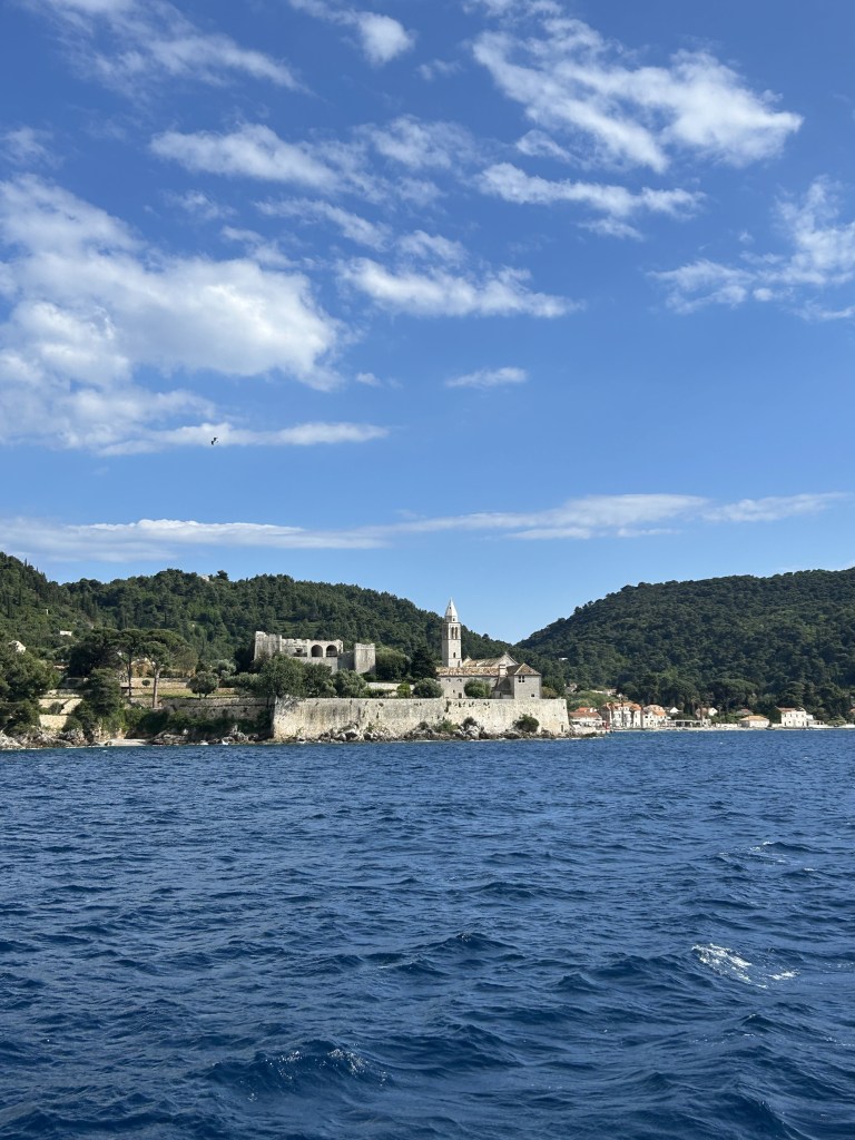 Vue depuis sur le monastère de Lopud depuis la mer, sous un ciel bleu
