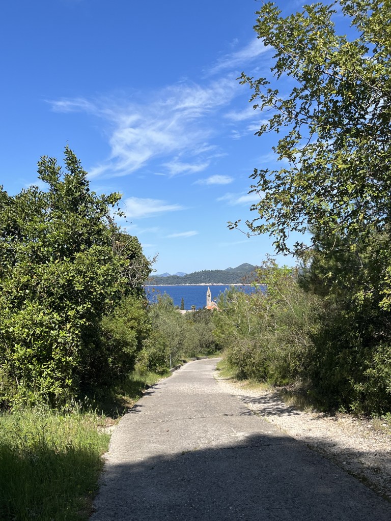 Sentier et une église face a la mer