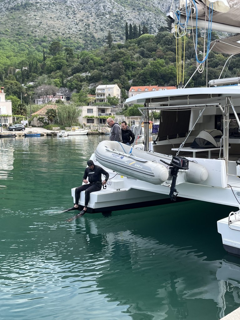 Plongeur sur une coque de catamaran