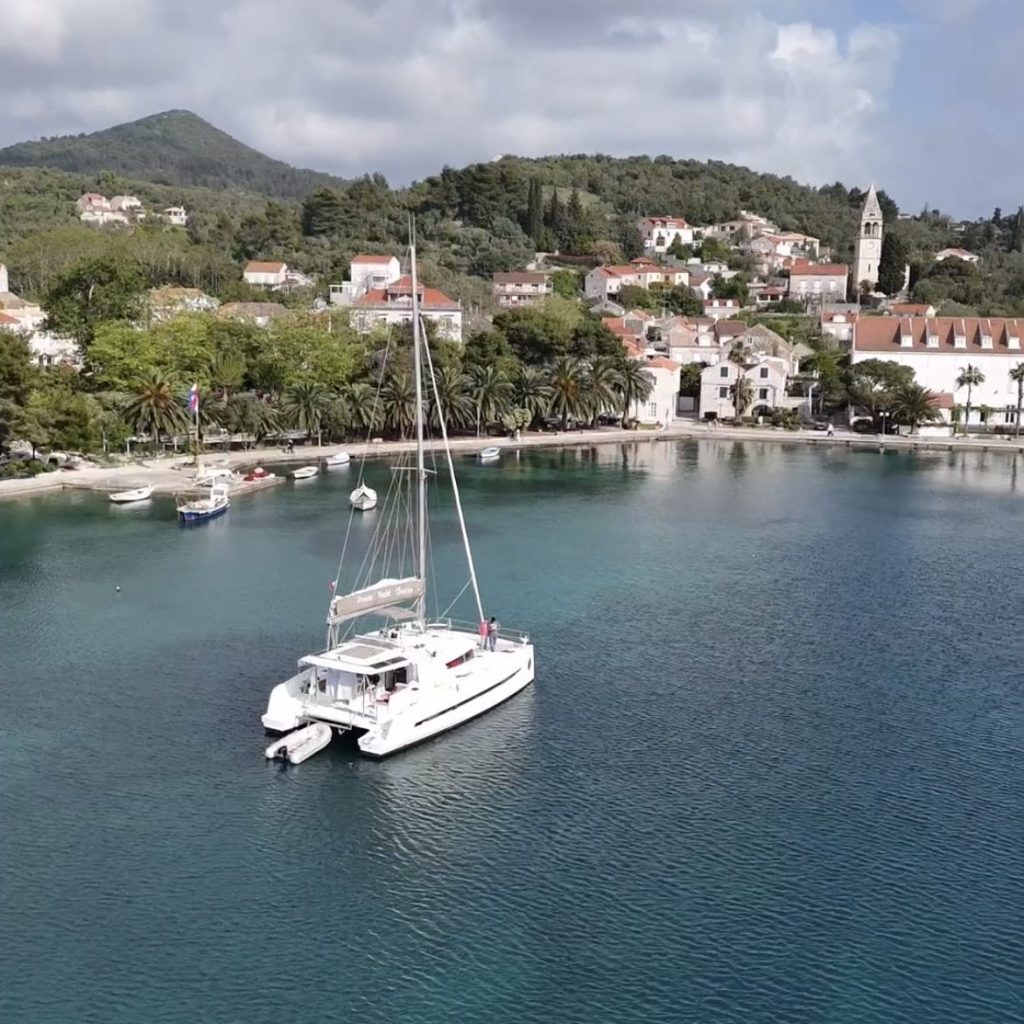 Catamaran dans la baie de Sipanska Luka