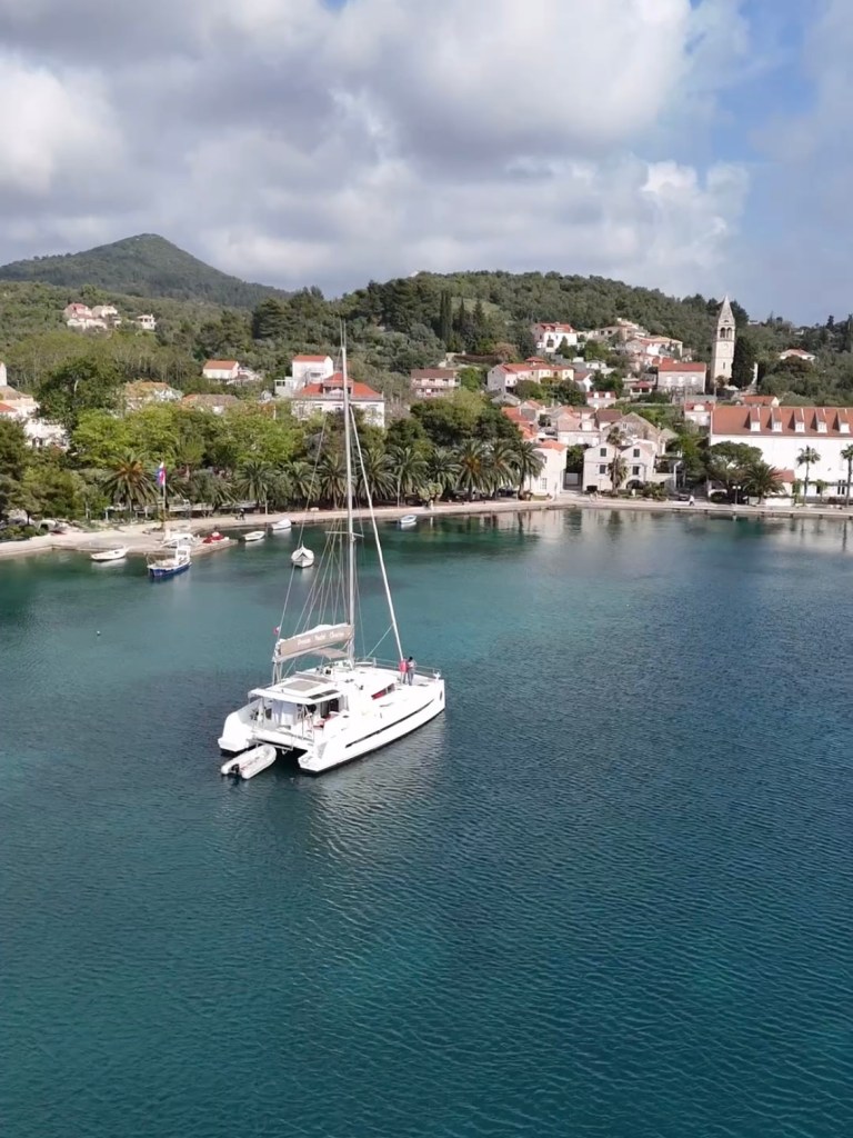 Catamaran dans la baie de Sipanska Luka