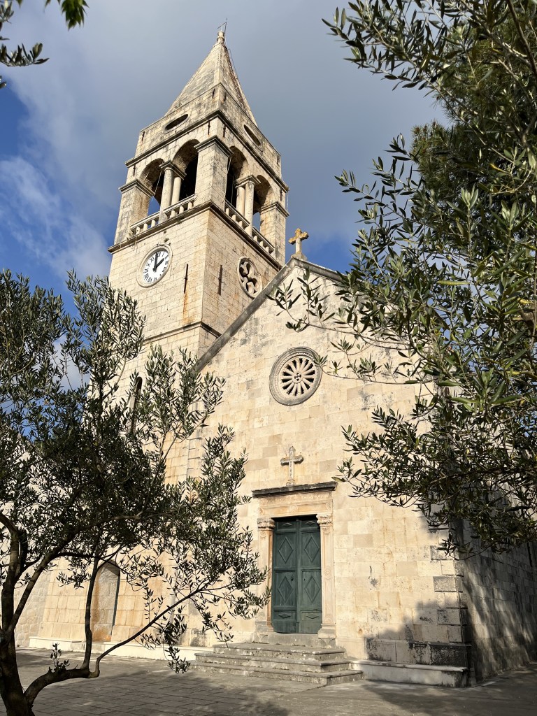 Eglise de Sipanska Luka entourée d'oliviers
