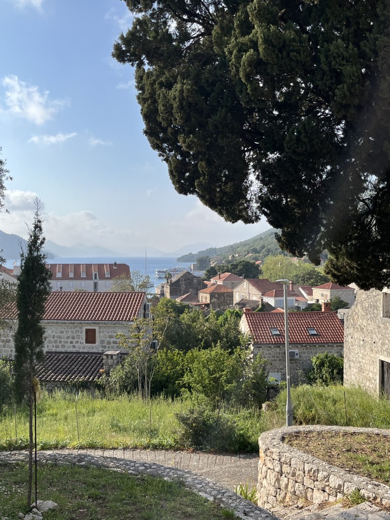 Vue sur le village de Sipanska Luka et la mer