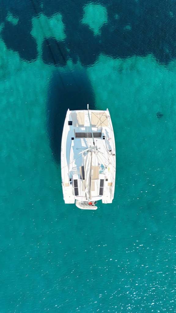Catamaran au mouillage dans une eau turquoise