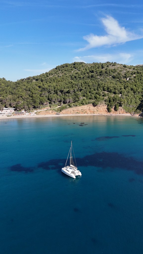 Catamaran au mouillage dans la baie de Sunj