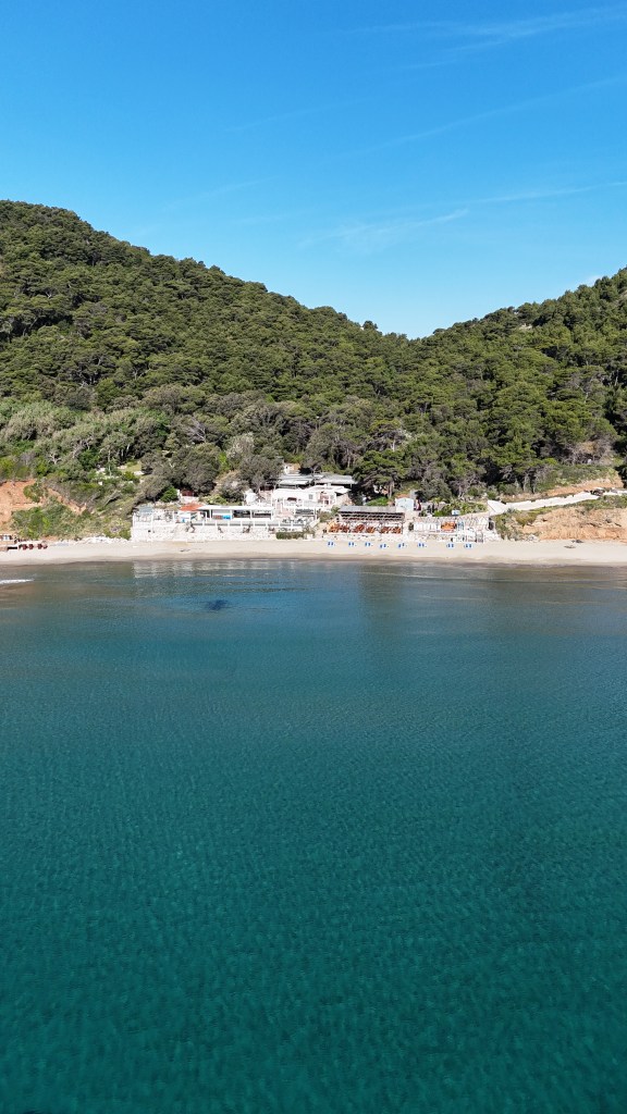 Vue aérienne de la plage de Sunj