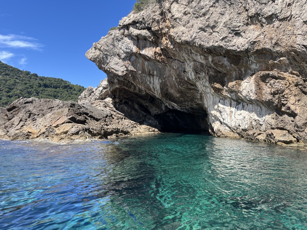 Grotte sous-marine dans une falaise