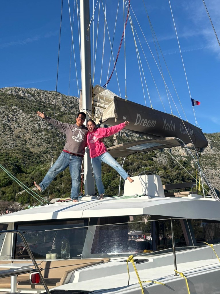 Emmanuel et Euxane sur un catamaran