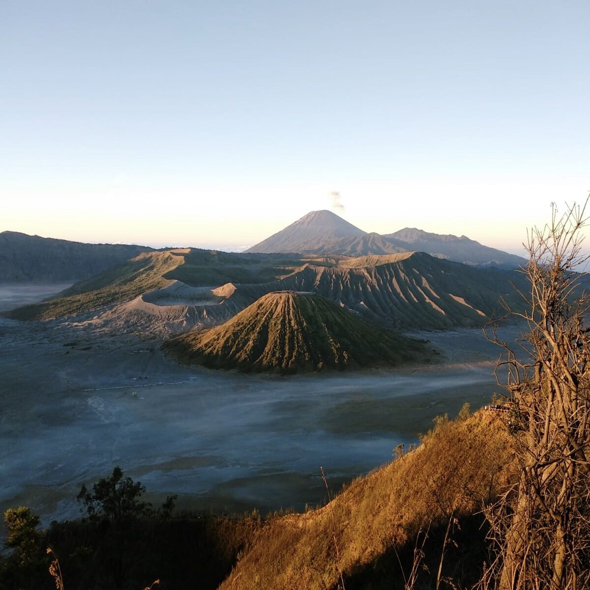 Volcans entourés de brume