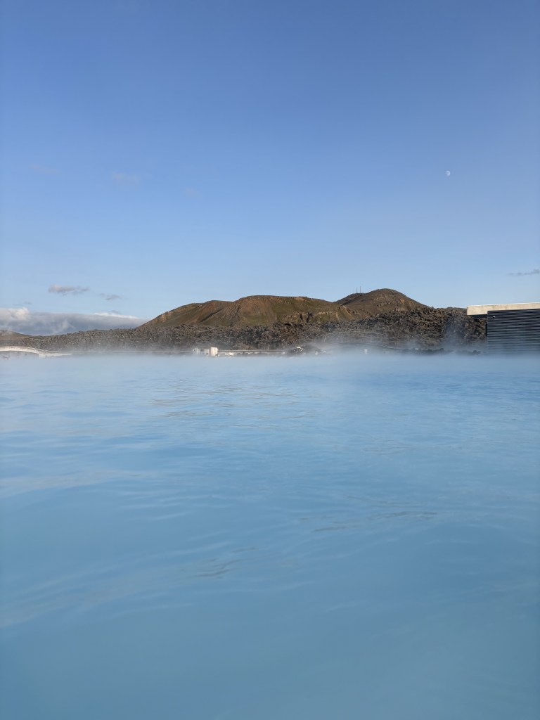 Eau bleue laiteuse d'un spa géothermique