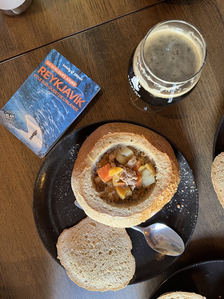 Soupe de poisson dans un bol fait de pain