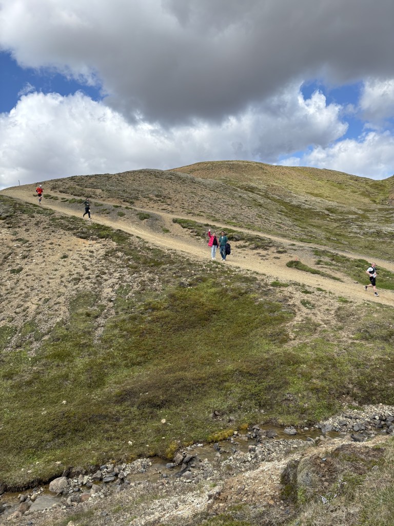 randonnée dans des collines avec deux marcheurs