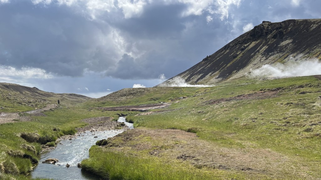 Randonnée familiale dans la vallée de&nbsp;Reykjadalur