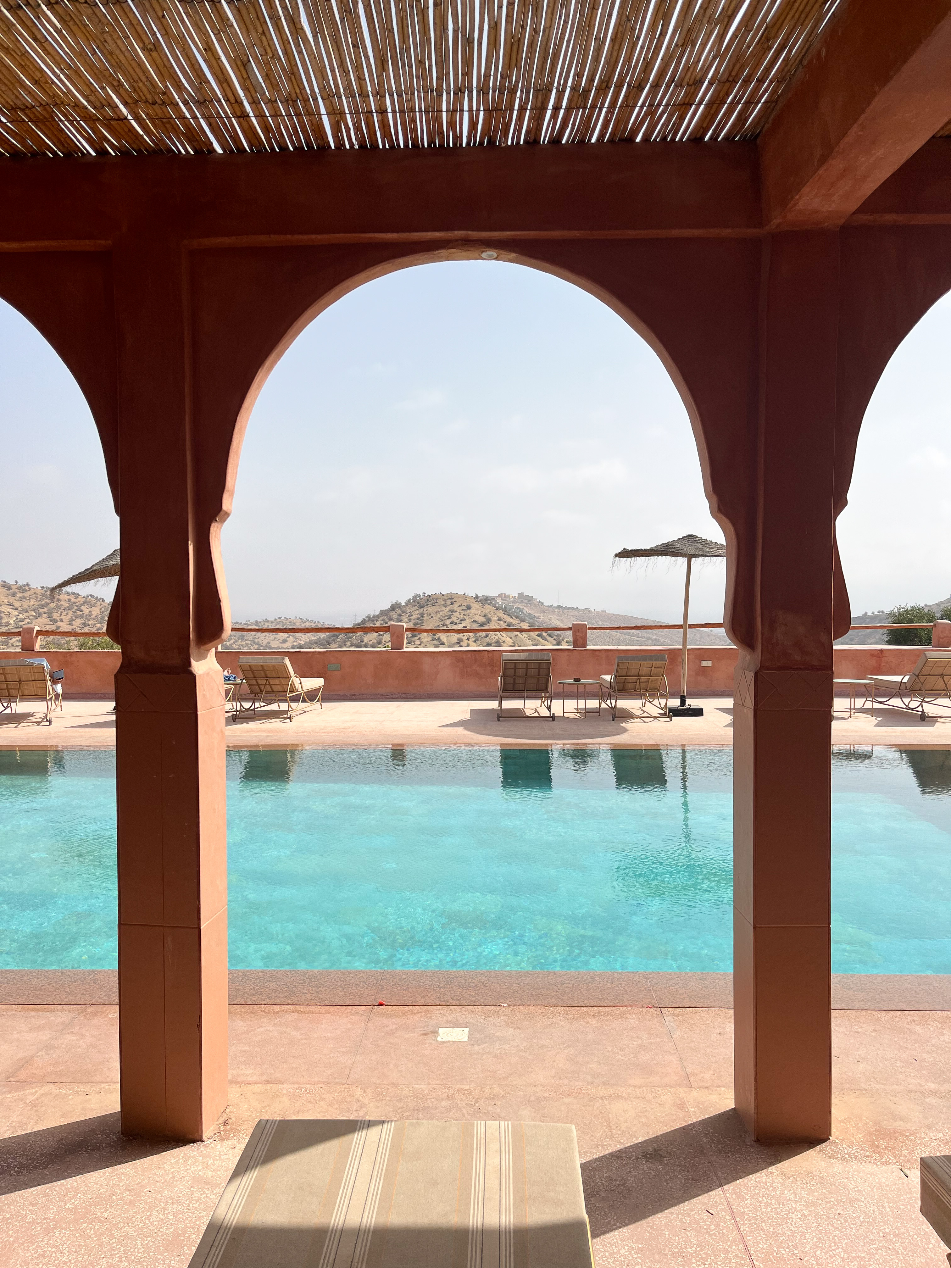 Arche ocre et piscine d'eau turquoise