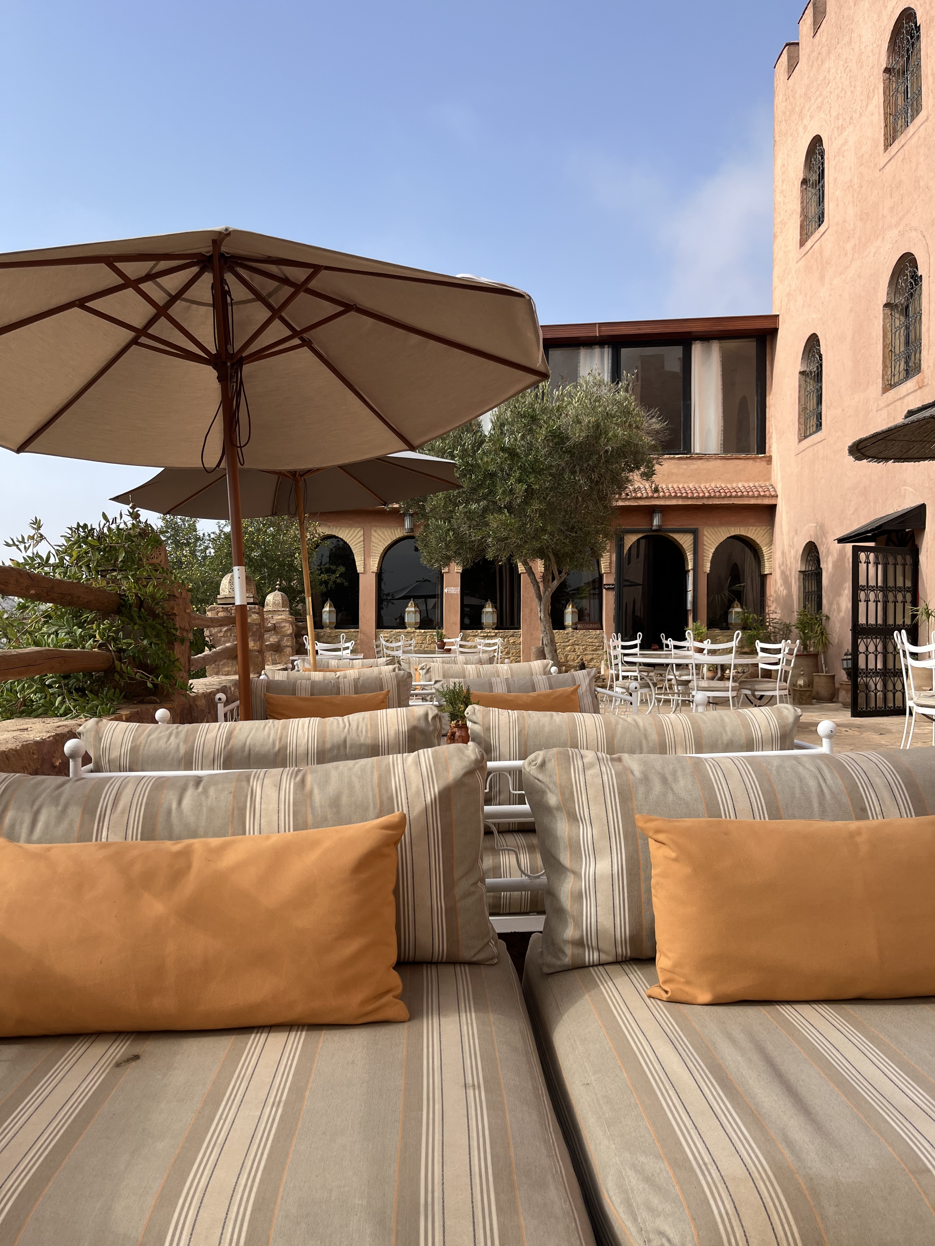 Terrasse avec salon de jardin marocain 