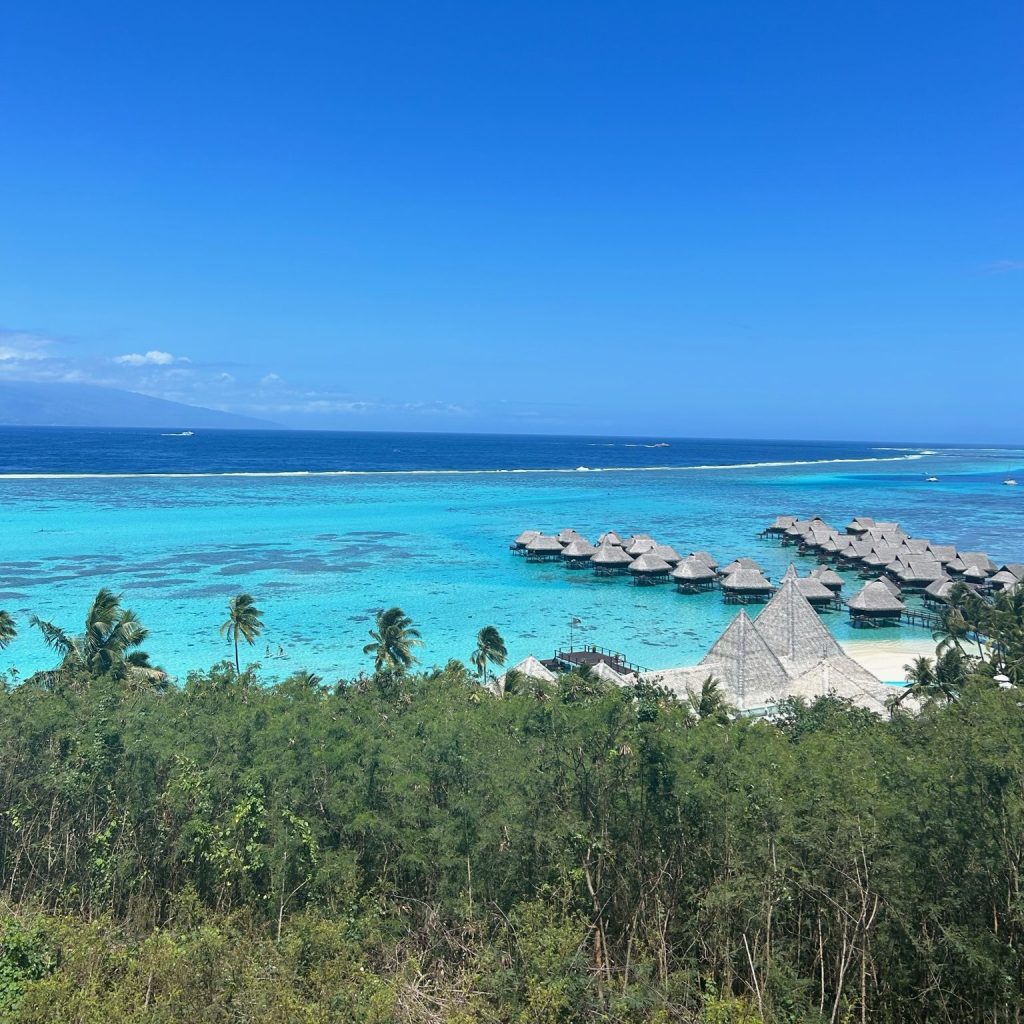 Hotel sur pilotis sur le lagon