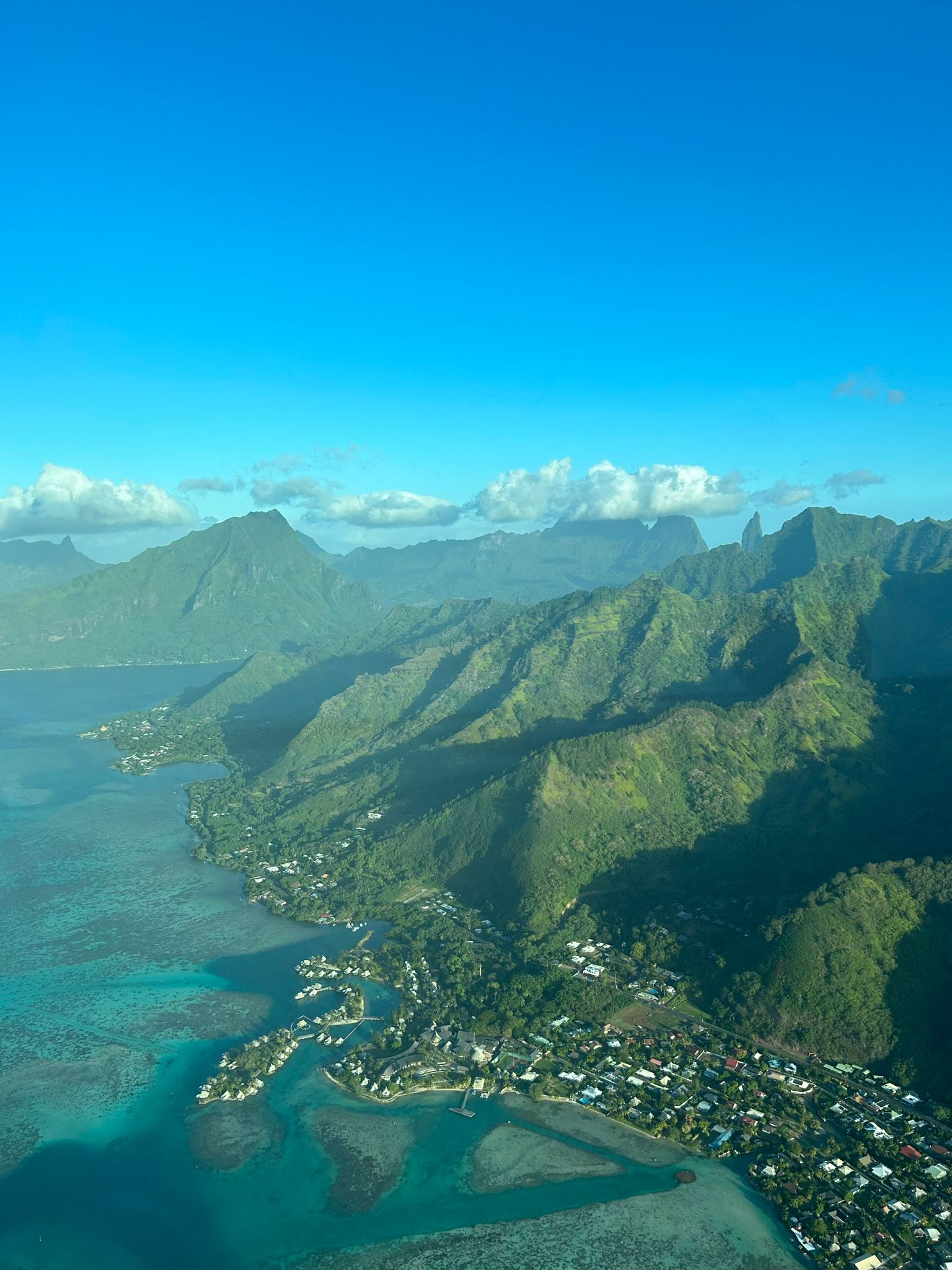 Les montagnes et le lagon de Moorea vue du ciel