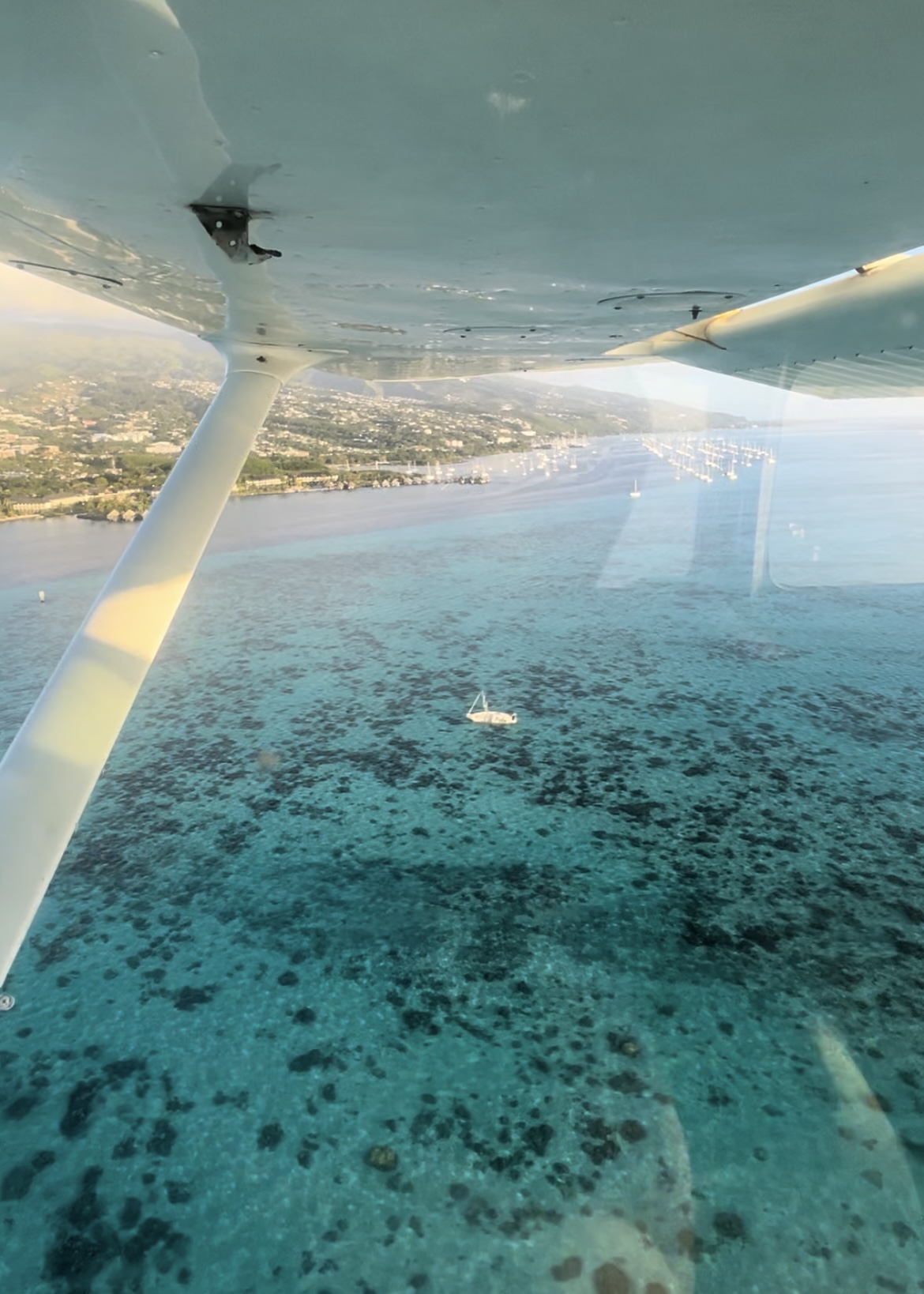 Bateau échoué dans le lagon de Tahiti et une aile d'avion