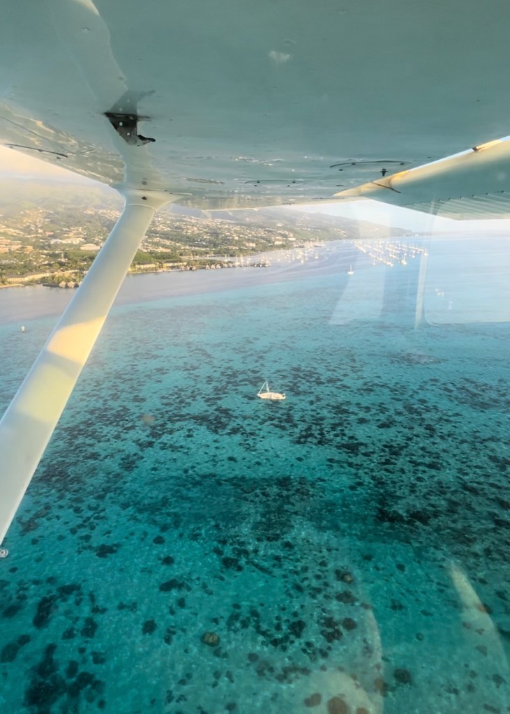 Bateau échoué dans le lagon de Tahiti et une aile d'avion