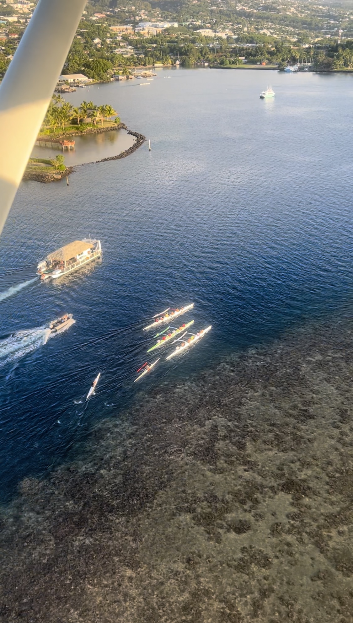 Pirogues dans le lagon de Tahiti, vue du ciel