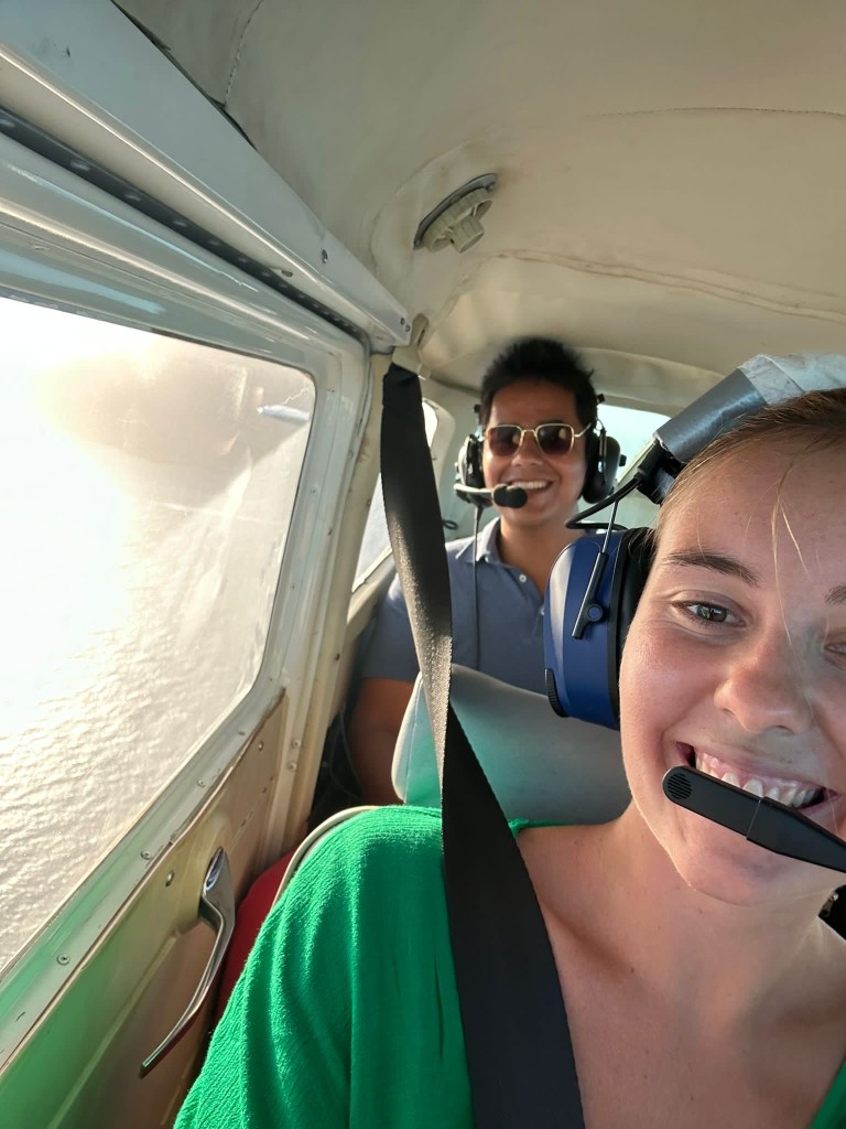 Homme et femme dans le cockpit d'un CESSNA 172