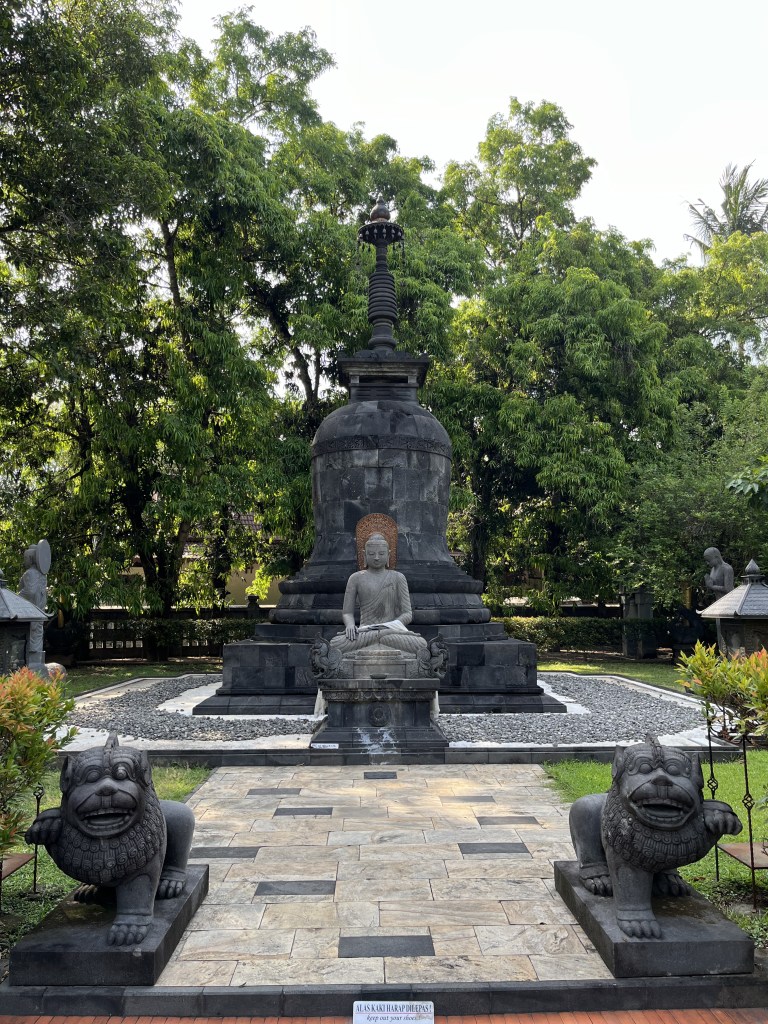 Statue Bouddha devant stupa