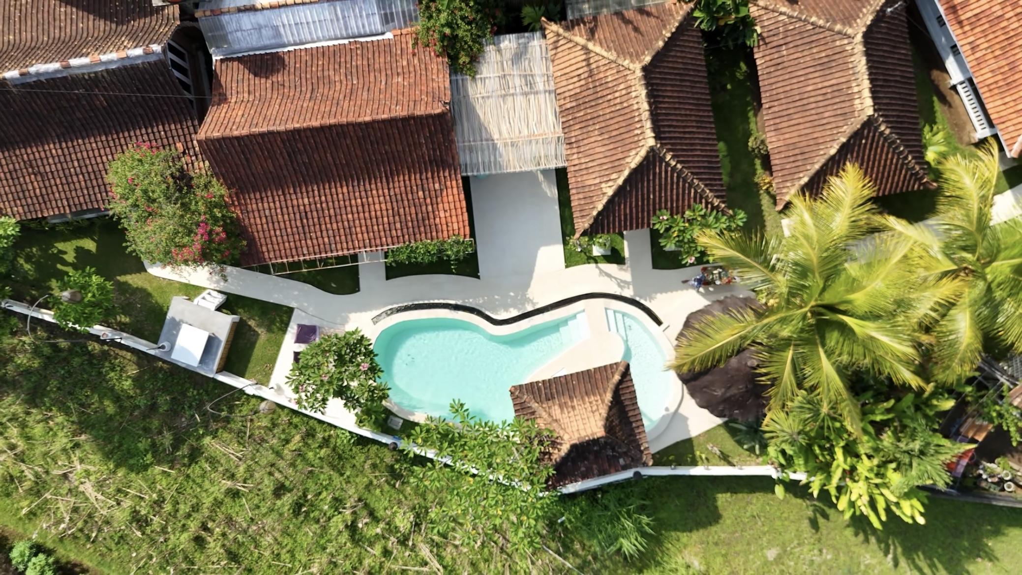 Vue aérienne d'une propriété avec piscine