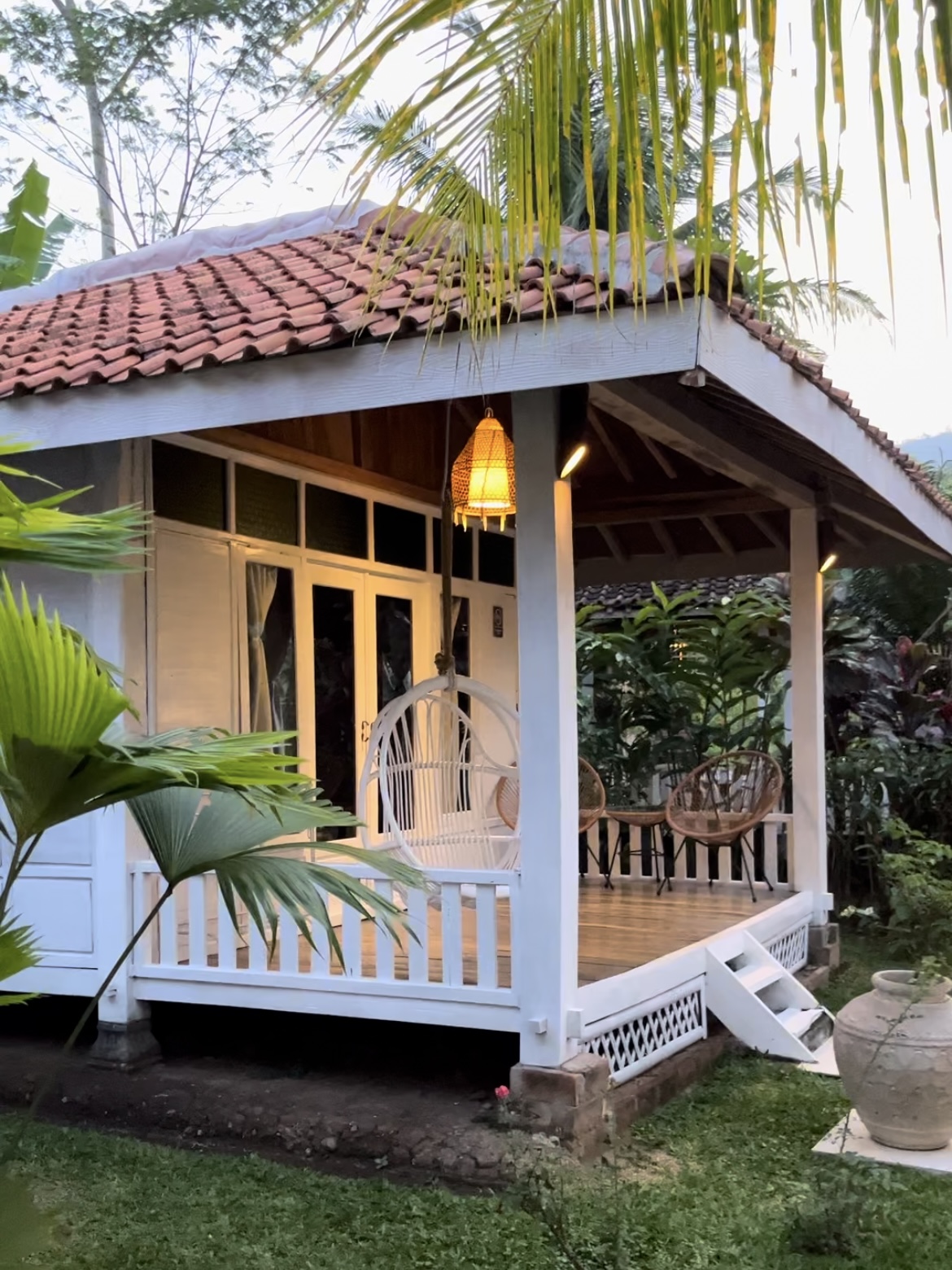 Bungalow blanc au coucher du soleil