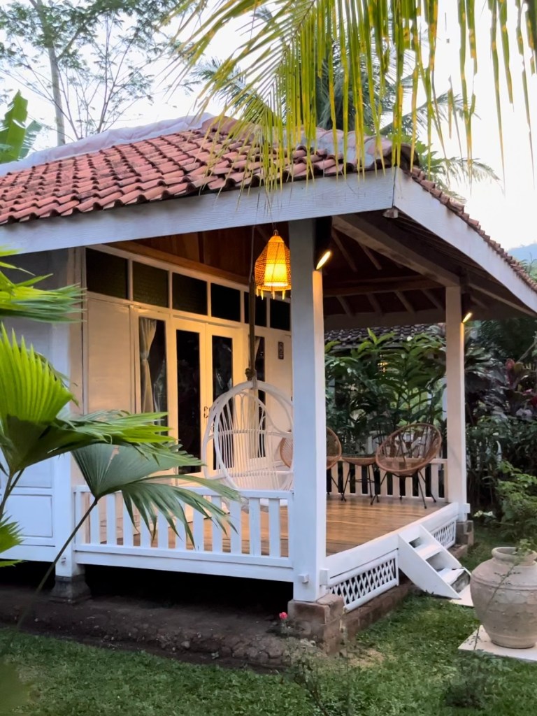 Bungalow blanc au coucher du soleil