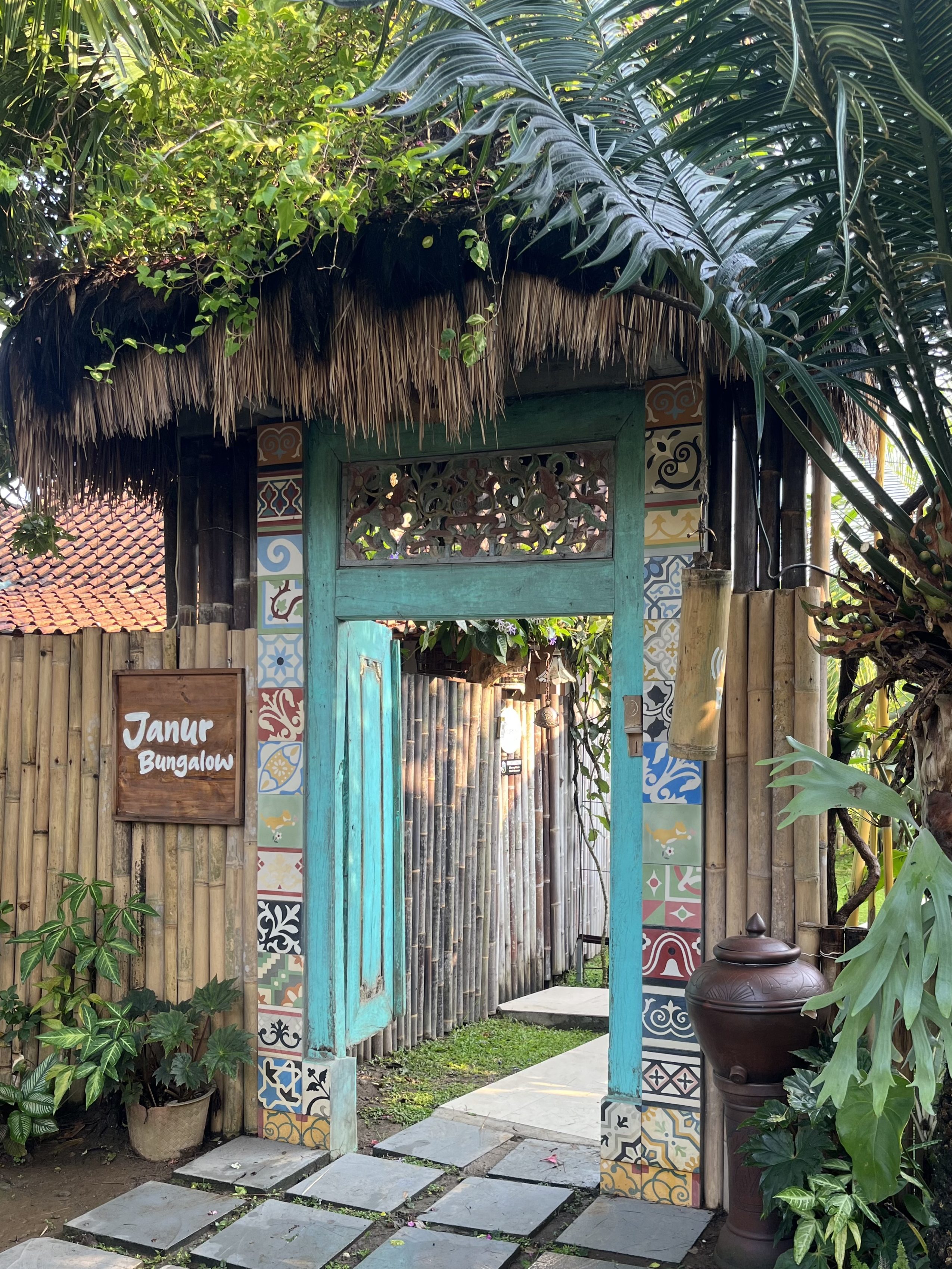 Porte d'entrée turquoise d'inspiration javanaise