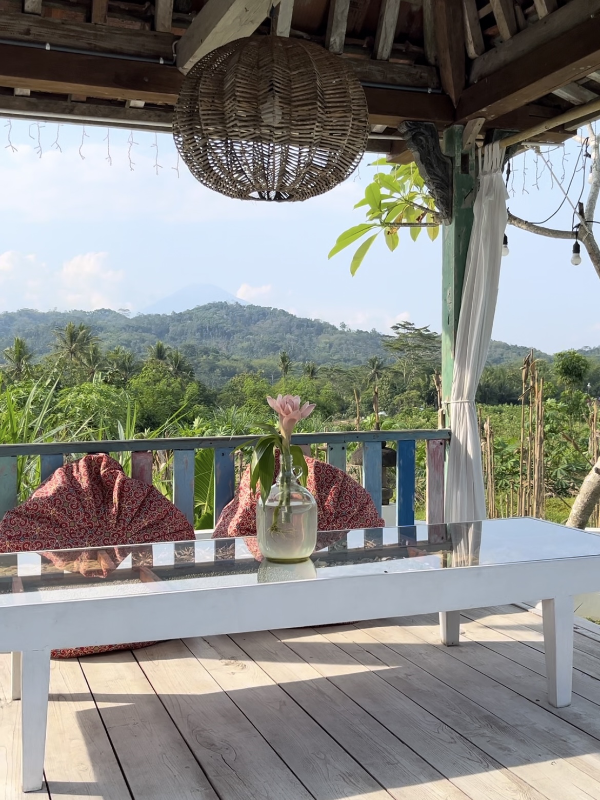 terrasse indonésienne avec vue sur la jungle