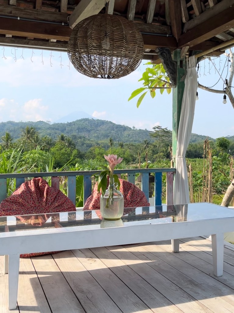 terrasse indonésienne avec vue sur la jungle